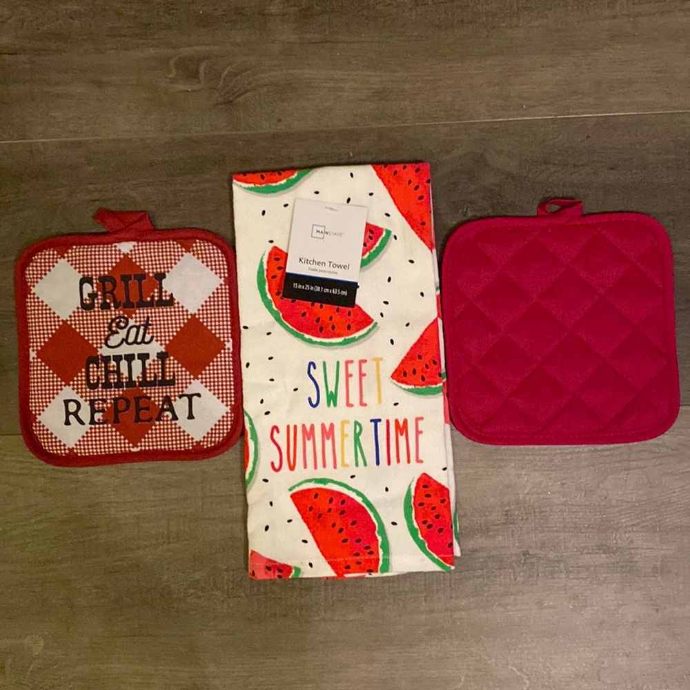 Red kitchen bundle, watermelon kitchen towel and 2 hot pads! 🍉